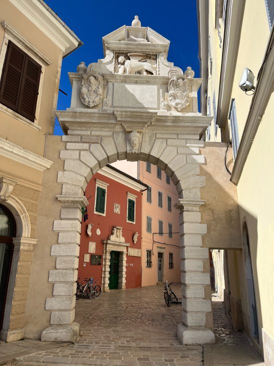 The main town gate of Rovinj was originally destroyed in the late 17th century and in its place now stands the Arch of Balbi. 